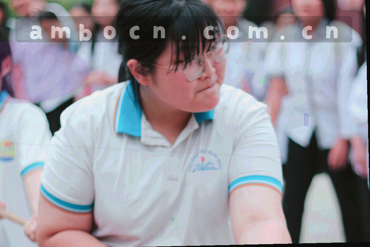 桌面上打开的笔记本电脑显示邮件撰写界面，旁边放着写有轮次编号的便签